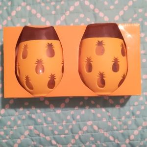 Stemless wine glasses with pineapples